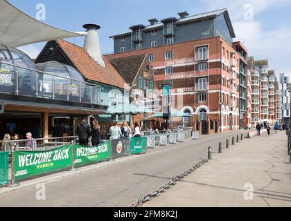 Isaac Lord Pub umgebautes Lagerhaus, Wet Dock, Ipswich Waterfront, Suffolk, England, VEREINIGTES KÖNIGREICH Stockfoto