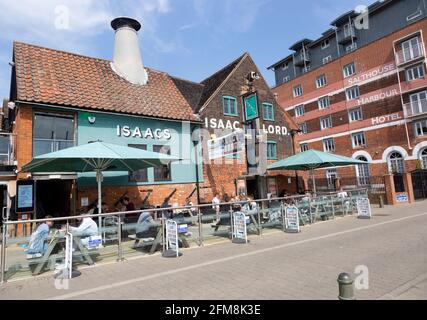 Isaac Lord Pub umgebautes Lagerhaus, Wet Dock, Ipswich Waterfront, Suffolk, England, VEREINIGTES KÖNIGREICH Stockfoto