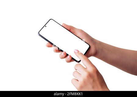 Frau hält ein Mobiltelefon und ein Touchdisplay. Isolierte Hände und Telefonbildschirm für Mockup, App-Design-Präsentation. Weiche retuschierte Hände Haut Stockfoto