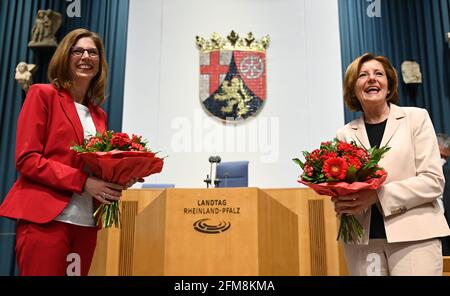 Mainz, Deutschland. Mai 2021. Sabine Bätzing-Lichtenthäler (l.), ehemalige Gesundheitsministerin von Rheinland-Pfalz, Und Malu Dreyer (beide SPD), Ministerpräsident von Rheinland-Pfalz, stehen nach der Wahl von Bätzing-Lichtenthäler zum neuen SPD-Fraktionschef und Kandidaten für das Amt des Ministerpräsidenten im landtag vor dem Landeswappen. Zuvor hatte sich die SPD-Fraktion konstituiert. Kredit: Arne Dedert/dpa/Alamy Live Nachrichten Stockfoto