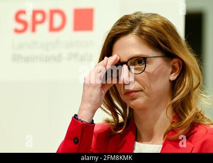 Mainz, Deutschland. Mai 2021. Sabine Bätzing-Lichtenthäler (SPD), ehemalige Gesundheitsministerin des Landes Rheinland-Pfalz, gibt nach ihrer Wahl zur neuen SPD-Fraktionsvorsitzenden im landtag Rheinland-Pfalz ihre Erklärung ab. Zuvor hatte sich die SPD-Fraktion konstituiert. Kredit: Arne Dedert/dpa/Alamy Live Nachrichten Stockfoto