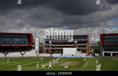 James Anderson von Lancashire schält sich an Glamorgan's Chris Cooke, während sich dunkle Wolken über Old Trafford sammeln, am zweiten Tag des LV = Insurance County Championship-Spiels im Emirates Old Trafford, Manchester. Bilddatum: Freitag, 7. Mai 2021. Stockfoto