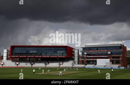 Lancashire's Luke Wood schält an Glamorgan's Chris Cooke, während sich dunkle Wolken über Old Trafford sammeln, am zweiten Tag des LV = Insurance County Championship-Spiels im Emirates Old Trafford, Manchester. Bilddatum: Freitag, 7. Mai 2021. Stockfoto