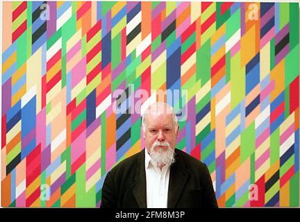 PETER BLAKE, SENIOR HANGER DER DIESJÄHRIGEN S RA SOMMERAUSSTELLUNG, HAT KÜNSTLER, DEREN ARBEIT ER BEWUNDERT, EINGELADEN, AN DER AUSSTELLUNG TEILZUNEHMEN.ER STEHT VOR EINEM GEMÄLDE VON BRIDGET RILEY, DAS "FROM HERE" HEISST. 14.5.01 PIC:JOHN VOOS Stockfoto