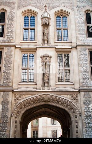 Das Eingangstor zum Innenhof der Maughan Library, der Hauptbibliothek der berühmten Forschungsuniversität, King's College London Stockfoto