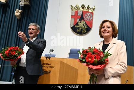 Mainz, Deutschland. Mai 2021. Hendrik Hering, von der SPD-Bundestagsfraktion zum Präsidenten des Landtags Rheinland-Pfalz ernannt, und Malu Dreyer (beide SPD), nominiert für den Ministerpräsidenten von Rheinland-Pfalz, stehen nach ihrer Wahl im Landtag Rheinland-Pfalz vor dem Landeswappen. Zuvor hatte sich die SPD-Fraktion konstituiert. Kredit: Arne Dedert/dpa/Alamy Live Nachrichten Stockfoto