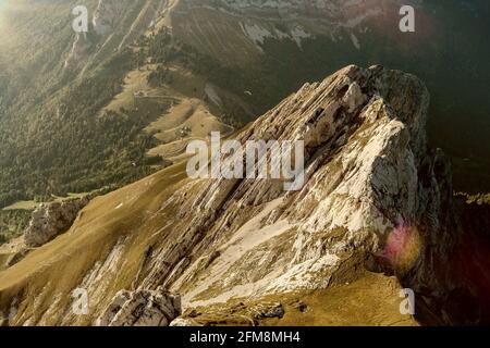 Berglandschaft Draufsicht in den französischen Alpen. Luftaufnahme von La Tournette, Bornes-Massiv in Haute-Savoie, Frankreich. Paragliding in der Nähe des Sees von Annecy. Stockfoto