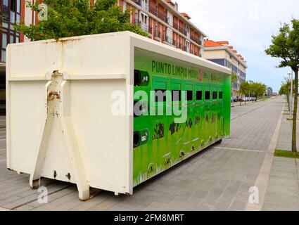 Mobiles Recycling der lokalen Behörden überspringen Sie die Abschnitte für Kategorien von Müll, der in Valdenoja Santander Cantabria Spanien auf dem Bürgersteig zurückgelassen wurde Stockfoto