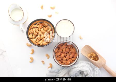 Mandel, Cashewnuss in Glasschale und Milch auf weißem Hintergrund Stockfoto