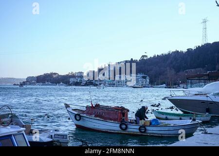 Bebek, Istanbul, 28. Oktober 2021, Fischer bereitet Fischernetze an seinem Boot in der Nähe des Ufers vor. Stockfoto