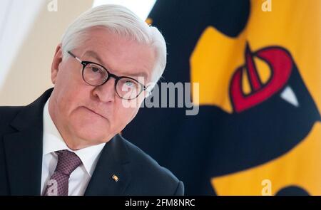 07. Mai 2021, Berlin: Bundespräsident Frank-Walter Steinmeier spricht bei der Verleihung des Verdienstordens der Bundesrepublik Deutschland im Schloss Bellevue. Am 76. Jahrestag des 8. Mai 1945, als der zweite Weltkrieg endete und Deutschland und Europa vom Nationalsozialismus befreit wurden, Unter dem Motto „gemeinsam den Frieden stärken“ zeichnet der Bundespräsident drei Frauen und drei Männer aus, die sich für ein tolerantes Zusammenleben in unserer Gesellschaft engagiert haben und sich für ein herausragendes Engagement in der Erinnerungsarbeit eingesetzt haben. Foto: Bernd von Jutrczenka/dpa Pool/dpa Stockfoto