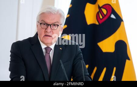 07. Mai 2021, Berlin: Bundespräsident Frank-Walter Steinmeier spricht bei der Verleihung des Verdienstordens der Bundesrepublik Deutschland im Schloss Bellevue. Am 76. Jahrestag des 8. Mai 1945, als der zweite Weltkrieg endete und Deutschland und Europa vom Nationalsozialismus befreit wurden, Unter dem Motto „gemeinsam den Frieden stärken“ zeichnet der Bundespräsident drei Frauen und drei Männer aus, die sich für ein tolerantes Zusammenleben in unserer Gesellschaft engagiert haben und sich für ein herausragendes Engagement in der Erinnerungsarbeit eingesetzt haben. Foto: Bernd von Jutrczenka/dpa Pool/dpa Stockfoto