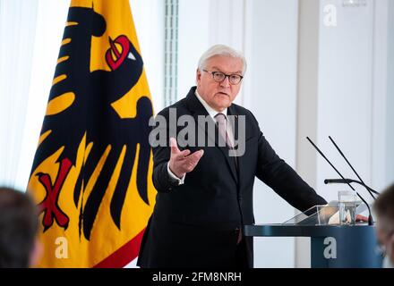 07. Mai 2021, Berlin: Bundespräsident Frank-Walter Steinmeier spricht bei der Verleihung des Verdienstordens der Bundesrepublik Deutschland im Schloss Bellevue. Am 76. Jahrestag des 8. Mai 1945, als der zweite Weltkrieg endete und Deutschland und Europa vom Nationalsozialismus befreit wurden, Unter dem Motto „gemeinsam den Frieden stärken“ zeichnet der Bundespräsident drei Frauen und drei Männer aus, die sich für ein tolerantes Zusammenleben in unserer Gesellschaft engagiert haben und sich für ein herausragendes Engagement in der Erinnerungsarbeit eingesetzt haben. Foto: Bernd von Jutrczenka/dpa Pool/dpa Stockfoto