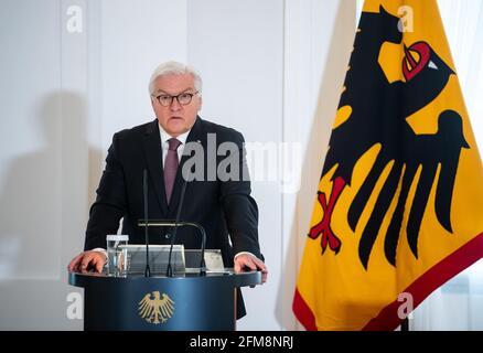 07. Mai 2021, Berlin: Bundespräsident Frank-Walter Steinmeier spricht bei der Verleihung des Verdienstordens der Bundesrepublik Deutschland im Schloss Bellevue. Am 76. Jahrestag des 8. Mai 1945, als der zweite Weltkrieg endete und Deutschland und Europa vom Nationalsozialismus befreit wurden, Unter dem Motto „gemeinsam den Frieden stärken“ zeichnet der Bundespräsident drei Frauen und drei Männer aus, die sich für ein tolerantes Zusammenleben in unserer Gesellschaft engagiert haben und sich für ein herausragendes Engagement in der Erinnerungsarbeit eingesetzt haben. Foto: Bernd von Jutrczenka/dpa Pool/dpa Stockfoto