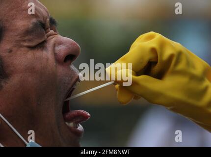 Kathmandu, NE, Nepal. Mai 2021. Ein Mann reagiert, als er eine Abstrichprobe für einen PCR-Test (Polymerase Chain Reaction) für das Coronavirus in Kathmandu, Nepal, gibt, 7. Mai 2021. Quelle: Aryan Dhimal/ZUMA Wire/Alamy Live News Stockfoto