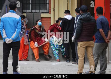 Kathmandu, NE, Nepal. Mai 2021. Verwandte trauern vor einem Krankenhaus, als ein Mitglied ihrer Familie am 7. Mai 2021 in Kathmandu, Nepal, an Covid-19 starb. Quelle: Aryan Dhimal/ZUMA Wire/Alamy Live News Stockfoto