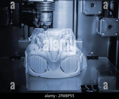 3D-Drucker druckt die Form von geschmolzenem Kunststoff weiß. Stockfoto