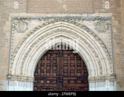 ALLE DE LA PORTADA DEL MONASTERIO DE SANTA CLARA DE TORDESILLAS - ARQUIVOLTAS CON ARCO OJIVAL Y ESCUDOS - SIGLO XIV. ORT: MONASTERIO DE SANTA CLARA. Tordesillas. Valladolid. SPANIEN. Stockfoto