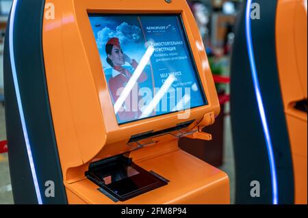 MOSKAU, RUSSLAND - 06. Mai 2021: Aeroflot-Schalter für den Self-Check-in am Flughafen Sheremetyevo. Selbstbedienungsautomat und Helpdesk-Kiosk am Flughafen Stockfoto