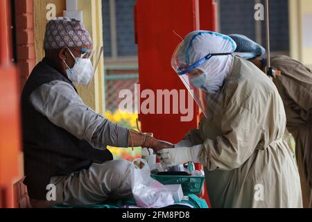 Kathmandu, NE, Nepal. Mai 2021. Ein Gesundheitsmitarbeiter überprüft den Gesundheitszustand eines Covid'''' 19-Patienten in einem Krankenhaus in Kathmandu, Nepal, 7. Mai 2021. Quelle: Aryan Dhimal/ZUMA Wire/Alamy Live News Stockfoto