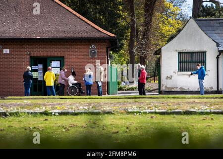 Nachwahl in Hartlepool. Wähler, die ward Jackson Bowling Green Pavilion Polling Cantre, ward Jackson Park, Hartlepool betreten. Stockfoto