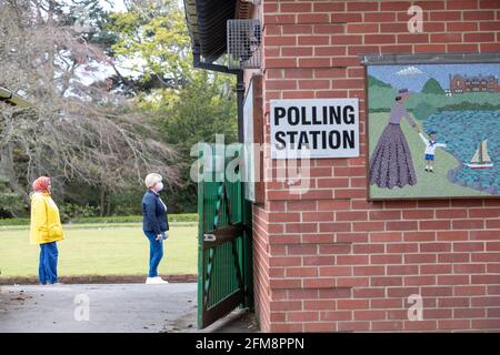 Nachwahl in Hartlepool. Wähler, die ward Jackson Bowling Green Pavilion Polling Cantre, ward Jackson Park, Hartlepool betreten. Stockfoto