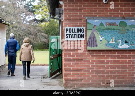 Nachwahl in Hartlepool. Wähler, die ward Jackson Bowling Green Pavilion Polling Cantre, ward Jackson Park, Hartlepool betreten. Stockfoto