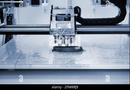 3D-Drucker druckt die Form von geschmolzenem Kunststoff blau Nahaufnahme. Stockfoto