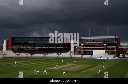 Am zweiten Tag des LV = Insurance County Championship-Spiels im Emirates Old Trafford, Manchester, trifft Lancashire's James Anderson auf Glamorgan's Kiran Carlson, während sich dunkle Wolken über Old Trafford sammeln. Bilddatum: Freitag, 7. Mai 2021. Stockfoto