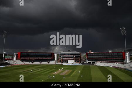 Am zweiten Tag des LV = Insurance County Championship-Spiels im Emirates Old Trafford, Manchester, trifft Lancashire's James Anderson auf Glamorgan's Kiran Carlson, während sich dunkle Wolken über Old Trafford sammeln. Bilddatum: Freitag, 7. Mai 2021. Stockfoto