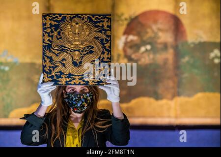 London, Großbritannien. Mai 2021. Ein äußerst seltenes, besticktes blaues „Drachengrad“-Abzeichen aus Seide, Kangxi, est £12,000 - 15,000 - Vorschau auf den Verkauf asiatischer Kunst in Bonhams, New Bond Street, London. Die Verkaufszahlen liegen zwischen dem 10-13. Mai und mehreren Tagen. Kredit: Guy Bell/Alamy Live Nachrichten Stockfoto