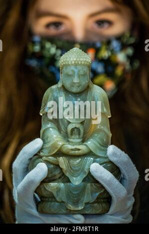 London, Großbritannien. Mai 2021. Eine seltene kaiserlich-blassen grüne Jadefigur von BUDDHA, 17./18. Jahrhundert £30,000 - 50,000 - Vorschau auf den Verkauf asiatischer Kunst in Bonhams, New Bond Street, London. Die Verkaufszahlen liegen zwischen dem 10-13. Mai und mehreren Tagen. Kredit: Guy Bell/Alamy Live Nachrichten Stockfoto