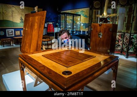 London, Großbritannien. Mai 2021. A Magnificent Huanghuali Square Games Table, Qizhuo, 18. Jahrhundert (Schätzung: £700,000-1,000,000) - Vorschau auf den Verkauf asiatischer Kunst in Bonhams, New Bond Street, London. Die Verkaufszahlen liegen zwischen dem 10-13. Mai und mehreren Tagen. Kredit: Guy Bell/Alamy Live Nachrichten Stockfoto