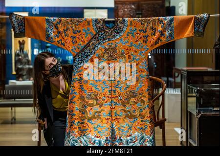 London, Großbritannien. Mai 2021. Dragon Robe, Jifu, Est £60-80,000 - Vorschau auf den Verkauf asiatischer Kunst in Bonhams, New Bond Street, London. Die Verkaufszahlen liegen zwischen dem 10-13. Mai und mehreren Tagen. Kredit: Guy Bell/Alamy Live Nachrichten Stockfoto