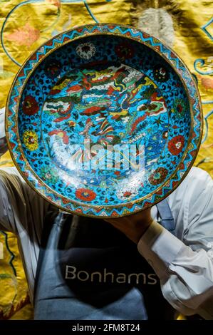 London, Großbritannien. Mai 2021. A Cloisonne Enamel 'Bird and Peach' Tripod Dish, 16th Century, est£6,000- 8,000 - Preview of the Asian Art Sale at Bonhams, New Bond Street, London. Die Verkaufszahlen liegen zwischen dem 10-13. Mai und mehreren Tagen. Kredit: Guy Bell/Alamy Live Nachrichten Stockfoto