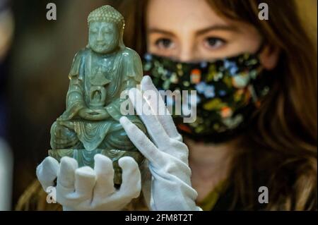 London, Großbritannien. Mai 2021. Eine seltene kaiserlich-blassen grüne Jadefigur von BUDDHA, 17./18. Jahrhundert £30,000 - 50,000 - Vorschau auf den Verkauf asiatischer Kunst in Bonhams, New Bond Street, London. Die Verkaufszahlen liegen zwischen dem 10-13. Mai und mehreren Tagen. Kredit: Guy Bell/Alamy Live Nachrichten Stockfoto
