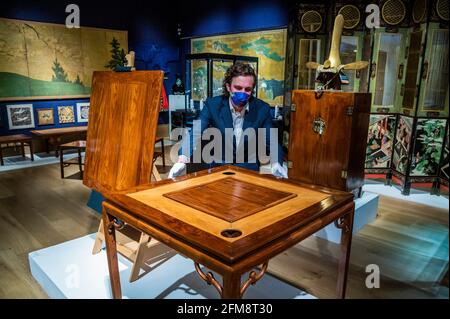 London, Großbritannien. Mai 2021. A Magnificent Huanghuali Square Games Table, Qizhuo, 18. Jahrhundert (Schätzung: £700,000-1,000,000) - Vorschau auf den Verkauf asiatischer Kunst in Bonhams, New Bond Street, London. Die Verkaufszahlen liegen zwischen dem 10-13. Mai und mehreren Tagen. Kredit: Guy Bell/Alamy Live Nachrichten Stockfoto