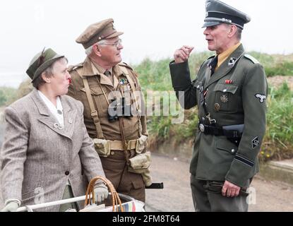 World war Two Reenactment Event, Blyth, Northumberland, England, 19.05.2013. Enthusiasten, die als britisches, amerikanisches und deutsches Militärpersonal gekleidet sind. Stockfoto