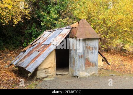 Eine alte Goldbergarbeiterhütte in der chinesischen Siedlung Arrowtown, Arrowtown, Neuseeland. Dieses Gebiet wurde in den 1880er Jahren von chinesischen Goldgräbern bewohnt Stockfoto