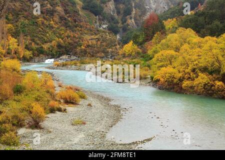 Der Shotover River in der Region Otago, Südinsel, Neuseeland, an einem Herbsttag. Fotografiert in der Nähe von Arthurs Point Stockfoto