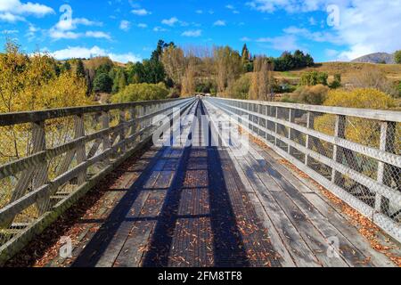 Eine historische Holzbrücke, erbaut 1871, über den Shotover River in der Nähe von Queenstown, Neuseeland. Fotografiert im Herbst Stockfoto