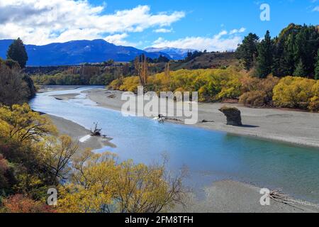 Der Shotover River bei Queenstown auf der Südinsel Neuseelands. Fotografiert im Herbst, umgeben von farbenfrohem Laub Stockfoto