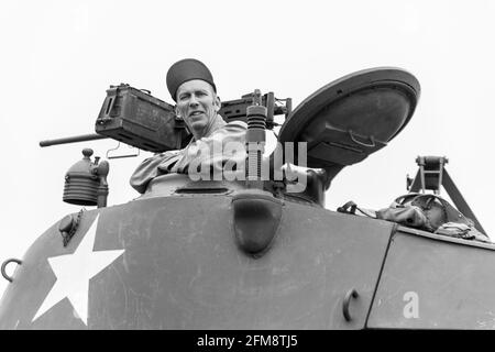 Nachstellung des Zweiten Weltkriegs. Blyth, Northumberland, England. 19.05.2013. WW2-Enthusiasten mit dem amerikanischen Sherman-Panzer bei der Wiederaufstellung des 2. Weltkriegs. Stockfoto