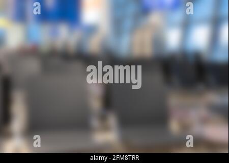 Verschwommener Hintergrund des Wartebereichs am Flughafen. Aus dem Fokus der Reihen von Stühlen im Flughafen. Unscharf Blick Hintergrund. Moderne Flughafen-Terminal Wartezimmer. Stockfoto