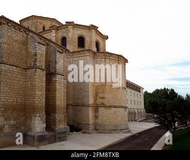 ABSIDE DE LA IGLESIA DEL ANTIGUO MONASTERIO ZISTERZIENSER S XII RECONSTRUIDO EN EL XVIII. LAGE: MONASTERIO DE LA SANTA ESPINA. CASTROMONTE. Valladolid. SPANIEN. Stockfoto