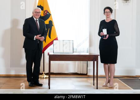 07. Mai 2021, Berlin: Bundespräsident Frank-Walter Steinmeier verleiht Maren Schoening aus Berlin im Schloss Bellevue den Verdienstorden der Bundesrepublik Deutschland. Am 76. Jahrestag des 8. Mai 1945, als der zweite Weltkrieg endete und Deutschland und Europa vom Nationalsozialismus befreit wurden, Unter dem Motto „gemeinsam den Frieden stärken“ zeichnet der Bundespräsident drei Frauen und drei Männer aus, die sich für ein tolerantes Zusammenleben in unserer Gesellschaft engagiert haben und sich für ein herausragendes Engagement in der Erinnerungsarbeit eingesetzt haben. Foto: Bernd von Jutrczenka/dpa Pool/dpa Stockfoto