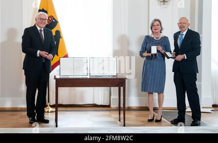 07. Mai 2021, Berlin: Bundespräsident Frank-Walter Steinmeier (l) verleiht im Schloss Bellevue den Verdienstorden der Bundesrepublik Deutschland an Elisabeth und Rafael Seligmann aus Berlin. Am 76. Jahrestag des 8. Mai 1945, als der zweite Weltkrieg endete und Deutschland und Europa vom Nationalsozialismus befreit wurden, Unter dem Motto „gemeinsam den Frieden stärken“ zeichnet der Bundespräsident drei Frauen und drei Männer aus, die sich für ein tolerantes Zusammenleben in unserer Gesellschaft engagiert haben und sich für ein herausragendes Engagement in der Erinnerungsarbeit eingesetzt haben. Foto: Bernd von Jutrczenka/dpa Pool/dpa Stockfoto