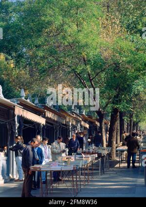 PUESTOS DE LIBROS EN LA CUESTA DE MOYANO INAUGURADA EN 1925. LAGE: CUESTA DE MOYANO. MADRID. SPANIEN. Stockfoto