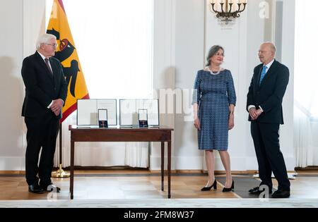 07. Mai 2021, Berlin: Bundespräsident Frank-Walter Steinmeier (l) verleiht im Schloss Bellevue den Verdienstorden der Bundesrepublik Deutschland an Elisabeth und Rafael Seligmann aus Berlin. Am 76. Jahrestag des 8. Mai 1945, als der zweite Weltkrieg endete und Deutschland und Europa vom Nationalsozialismus befreit wurden, Der Bundespräsident ehrt drei Frauen und drei Männer unter dem Motto "gemeinsam den Frieden stärken", die sich für die Erinnerungsarbeit engagiert haben und sich für ein tolerantes Zusammenleben in unserer Gesellschaft eingesetzt haben. Foto: Bernd von Jutrczenka/dpa Pool/dpa Stockfoto