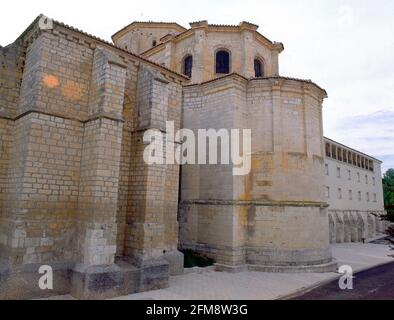 ABSIDE DE LA IGLESIA DEL ANTIGUO MONASTERIO ZISTERZIENSER S XII RECONSTRUIDO EN EL XVIII. LAGE: MONASTERIO DE LA SANTA ESPINA. CASTROMONTE. Valladolid. SPANIEN. Stockfoto